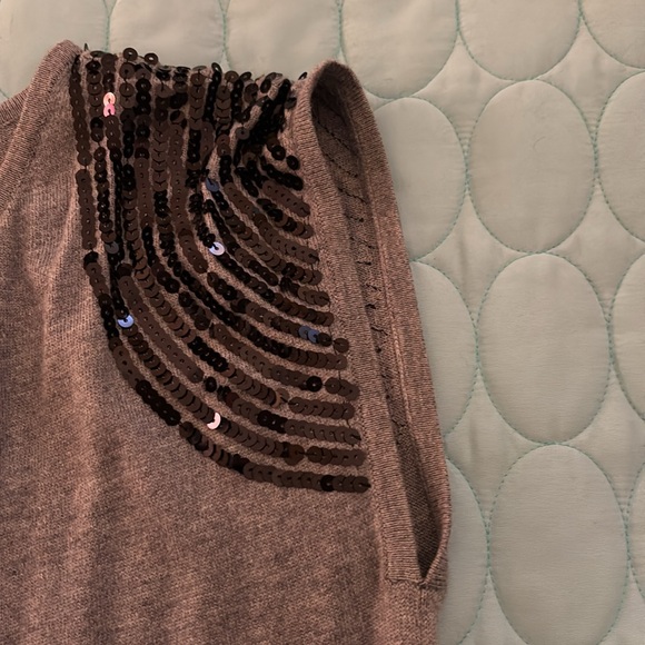 Sleeveless, belted sweater with sequin shoulders. - Picture 8 of 10